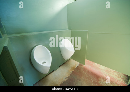 Herrentoilette, Toilette mit umweltfreundlicher keine-Flush-Urinale in einem öffentlichen WC-Anlage in Byron Bay, NSW, Australien. Stockfoto