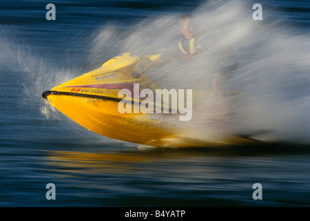 Teenager auf seinem Jet-Ski fahren. Stockfoto