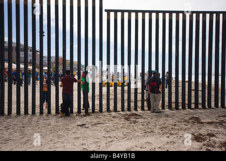 Menschen treffen über die internationale Grenze zwischen Mexiko und den Vereinigten Staaten. Stockfoto
