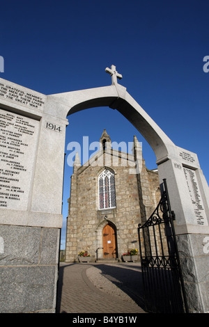 Das Kriegerdenkmal vor Kintore Pfarrkirche in Kintore Dorf, Aberdeenshire, Schottland, Großbritannien Stockfoto