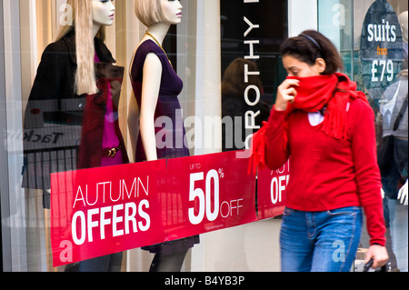 Einkaufen in Oxford Street London Vereinigtes Königreich Stockfoto