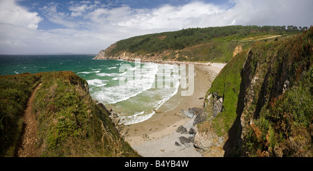 Ein Blick auf den Küstenpfad vor dem Trez Bihan Strand (Finistere - Frankreich). Vue du sentier Devant la Plage de Trez Bihan. Stockfoto