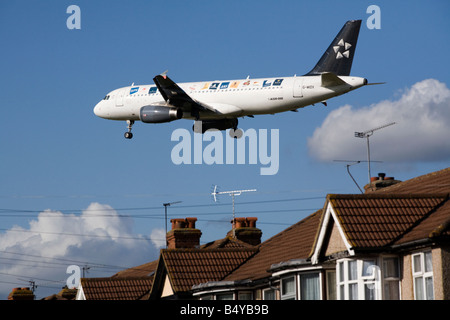 Star Alliance Airbus A320-200 G-MIDX nähert sich der Flughafen Heathrow, London. GROßBRITANNIEN (41) Stockfoto