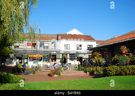 Outdoor-Café, Clarks Village Somerset Outlet Shopping, Farm Road, Street, Somerset, England, Vereinigtes Königreich Stockfoto