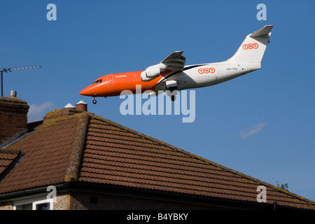 British Aerospace BAe 146 TNT Post Post Flugzeug nähert sich der Flughafen Heathrow, London. GROßBRITANNIEN (41) Stockfoto