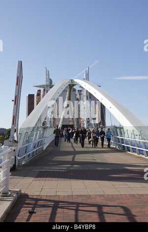 Schülerinnen und Schüler überqueren der Millennium Bridge den Manchester Ship Canal Stockfoto