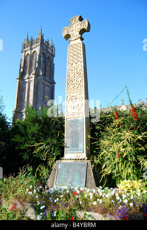 St. Johannes der Täufer-Kirche und Kriegerdenkmal, High Street, Glastonbury, Somerset, England, Vereinigtes Königreich Stockfoto