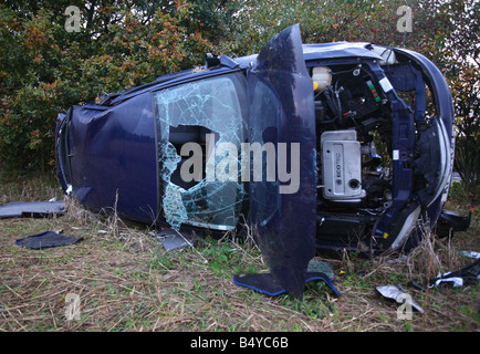 Auto auf seiner Seite nach harten Crash und Roll. Stockfoto