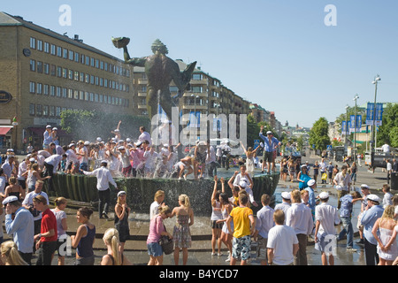 Göteborg Schweden Menschenmassen versammelt am Götaplatsen Quadrat während Hallo Schule Abschlusstag einige bekommen erfrischenden Spritzer in Brunnen Stockfoto