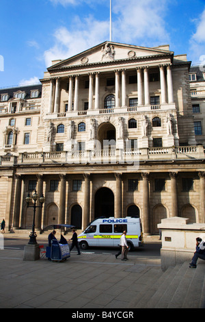 Polizei-Transporter bei der Bank of England Threadneedle Street London England Stockfoto