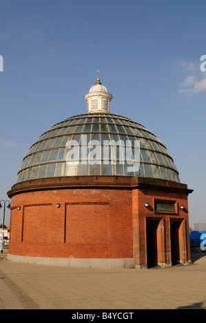 Runde rote Ziegel terminal gekrönt durch die gläserne Kuppel des The Greenwich Foot Tunnel London Stockfoto