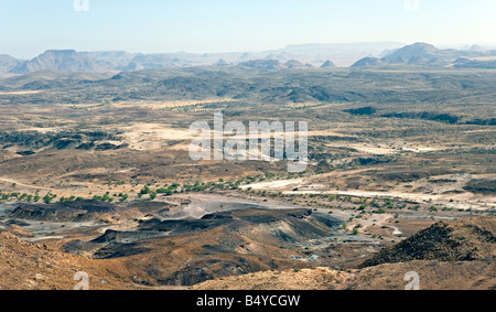 Der verbrannte Berg hinunter im Vordergrund ist nur paar Kilometer von Twyfelfontein Damaraland Namibia Stockfoto