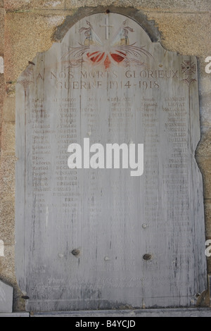 Einschusslöcher in den 1. Weltkrieg Memorial Plaque innerhalb der Chruch von Oradour Sur Glane Stockfoto