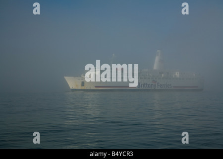 Bretagne ferry Pont L Abbe Köpfe in Richtung Plymouth im frühen Morgennebel Meer Stockfoto