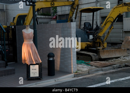 Ein Kleid vor einem Geschäft in Naka Meguro, Tokio. Stockfoto