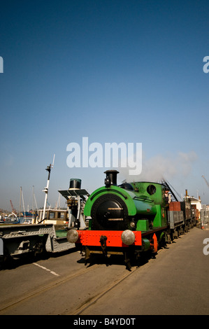 Die Barclay 0 4 0pt Sattel Tank locomotive Ajax Dämpfen durch Chatham Historic Dockyard. Stockfoto