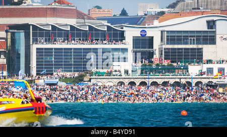 Menschenmassen am Strand von Bournemouth, vor dem Gebäude am Wasser zu beobachten das Bournemouth Air Festival zeigt. Dorset. Stockfoto