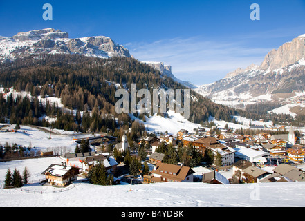 Dorf von Corvara im Winter Schnee, Dolomiten, Italien Stockfoto