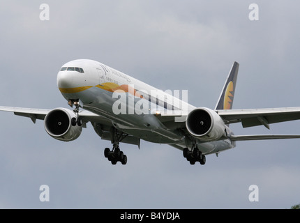 Boeing 777-300ER Langstrecke airliner, die Jet Airways von Indien Ansatz von Heathrow. Nahaufnahme, Ansicht von vorne. Stockfoto