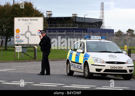 Polizei am Eingangstor des St. Fergus Gas Terminal in Aberdeenshire, Schottland, Vereinigtes Königreich Stockfoto