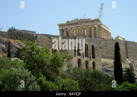 Der Parthenon und das Theater des Dionysos auf der Akropolis in Athen Griechenland Stockfoto