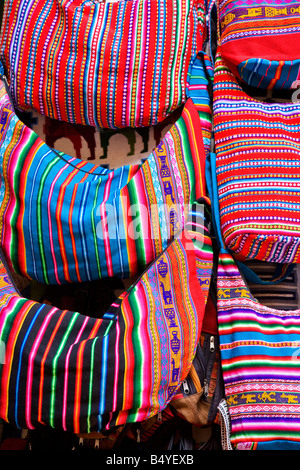 Helle, farbenfrohe Schultertaschen von Souvenir Tourismusmarkt Urlaub hängen stall in Cusco, Peru Stockfoto