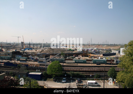 Blick vom in der Nähe von Stratford Bahnhof Stratford International Station und die Olympischen Spiele London 2012-Website. (Mai 2008) Stockfoto