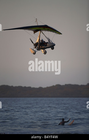 Microlite fliegen über das Meer am Strand von weißen Felsen in Portrush bei Sonnenuntergang Northern ireland Stockfoto