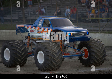 MONSTER-TRUCK-Equalizer im Wettbewerb bei den Monster Truck Challenge auf dem Orange County NY Fair Speedway Stockfoto