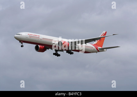 Air India Boeing 777-300ER Langstrecken Passagier Flugzeug bei der Ankunft am Flughafen Heathrow Stockfoto