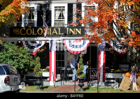 Eingang zum historischen Colonial Inn circa 1716 in Concord, Massachusetts im Herbst USA Stockfoto