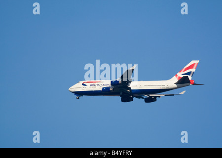 British Airways Boeing 747-436 G-CIVO gear down Annäherung an London Heathrow UK Stockfoto