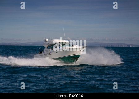 Eine Jeanneau 925 Power Boot Richtung Süden Osten aus Plymouth. Stockfoto