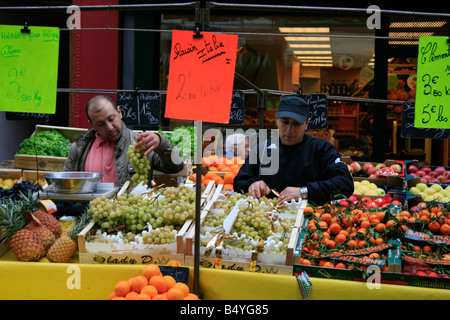 Obst-Stall in Senlis am Markttag statt jeden Dienstag Stockfoto