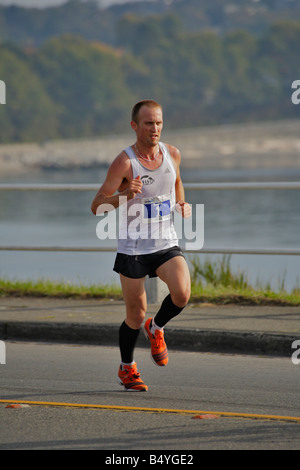 Marktführer und Gewinner Dave Osadiuk laufen im Royal Victoria Marathon Victoria British Columbia Kanada Stockfoto