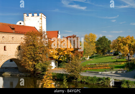 Historische Watergate neben einen schönen Herbst farbige Stadtpark in Amberg Stockfoto