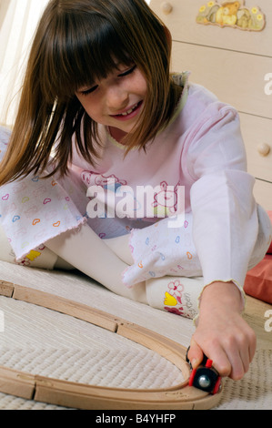 kleine Mädchen spielen, pyjama Stockfoto