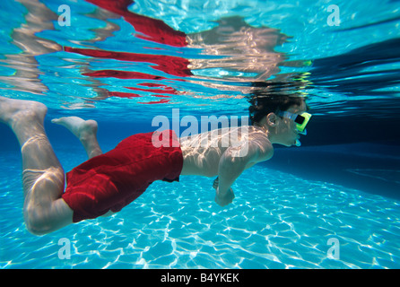 Zehn Jahre alter Junge Schnorcheln im klaren Wasser off Grand Cayman Island Stockfoto