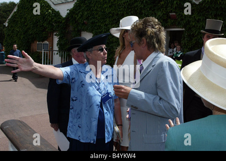 Royal Ascot Racing Juni 2002 Rod Stewart und Freundin Penny Lancaster sind das königliche Gehege von Steward Mo Händler abgewandt Stockfoto