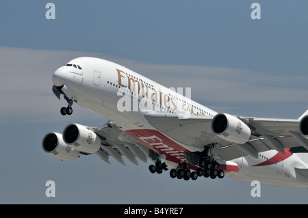 Emirates Airbus A380 super-Jumbo Jet startet von der südlichen Landebahnen von LAX Stockfoto