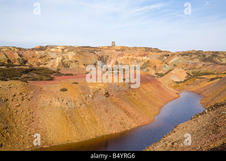 Mynydd Parys Berg Kupfermine Ocker Mineralien auf stillgelegten großen Tagebau in der Nähe von Amlwch Anglesey North Wales UK Großbritannien Stockfoto