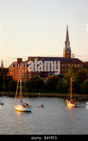 Annapolis, Maryland ein Bootsfahrer macht seinen Weg aus dem Wasser auf Spa Creek hinter Str. Marys katholische Kirche. Stockfoto