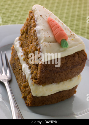 Amerikanische Karotte Kuchen auf einem Teller mit einer Gabel Stockfoto