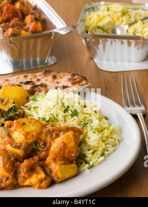 Platte aus Indian Take Away Chicken Bhoona, Sag Aloo, Pilau Reis und Naan-Brot Stockfoto