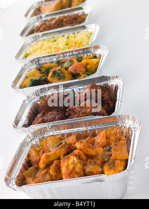 Auswahl an indischen Take Away Speisen In Folie Container Stockfoto