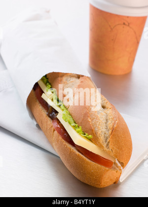 Cheddar-Käse, Gurke und Salat Baguette mit A Take Away Kaffee Stockfoto