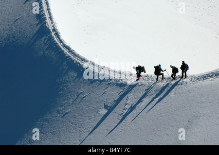 Bergsteiger steigen einen knifflige schneebedeckten Grat am Mont Blanc in den französischen Alpen Stockfoto