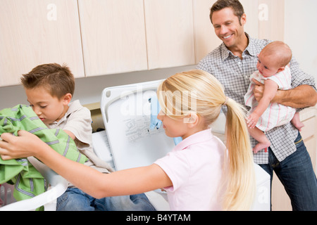 Vater und Kinder Wäsche Stockfoto