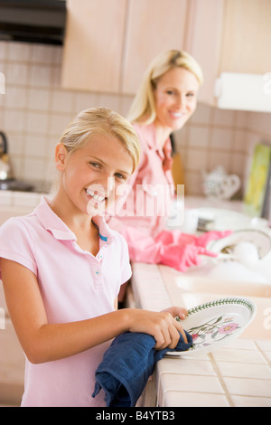 Mutter und Tochter Reinigung Geschirr Stockfoto