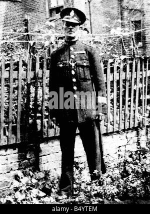 John Reginald Halliday Christie Spedition Schreiber in der Uniform von einem speziellen Constable 1953 Christie wurde für den Mord an sechs Frauen, darunter seine Frau Ethel ausgeführt wurden vier deren Körper unter den Dielen seines Hauses in Rillington Place Notting Hill London Dbase MSI gefunden. Stockfoto